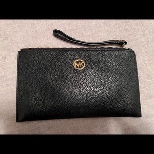 MICHAEL KORS wristlet